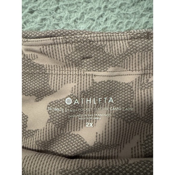 ATHLETA Womens 2X Pink Ultimate Stash Pocket Texture Camo Capri Leggings - Picture 7 of 8